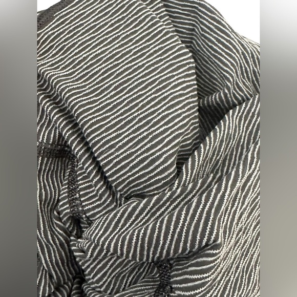 Lululemon Wunder Under black pattern style sz 6 28” - Picture 6 of 6